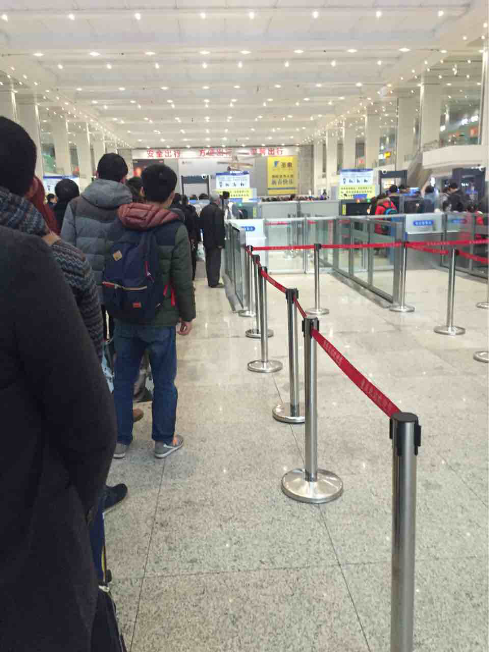 挥挥手,我不愿你走,你消失在我