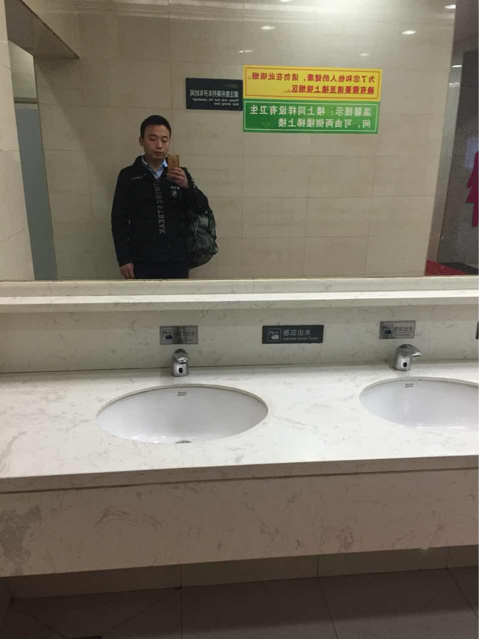 挥挥手,我不愿你走,你消失在我